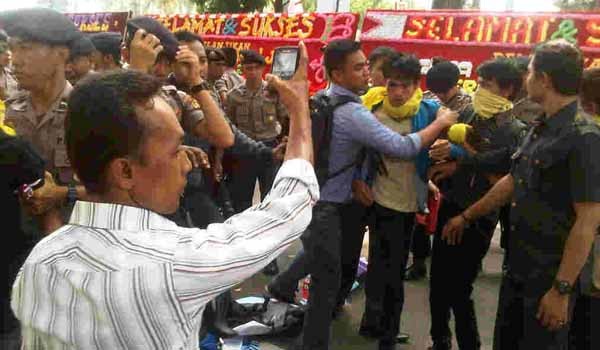 Pelantikan anggota DPRD Prov Jambi, pagi ini, diwarnai aksi unjuk rasa mahasiswa yang tergabung dalam Pergerakan Mahasiswa Islam Indonesia (PMII) di depan kantor gubernur